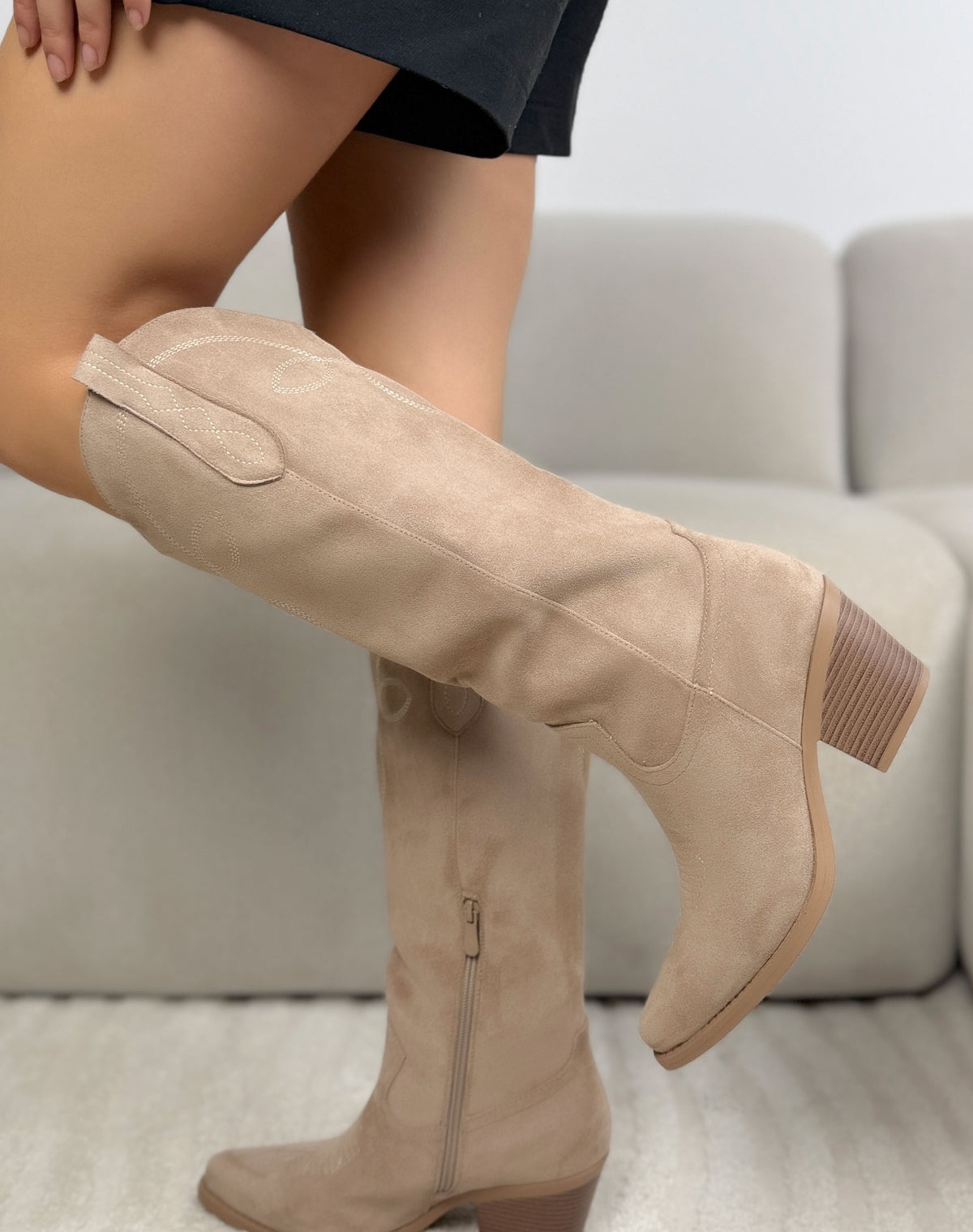 Santiags taupe femme effet daim à surpiqûres et talon bloc