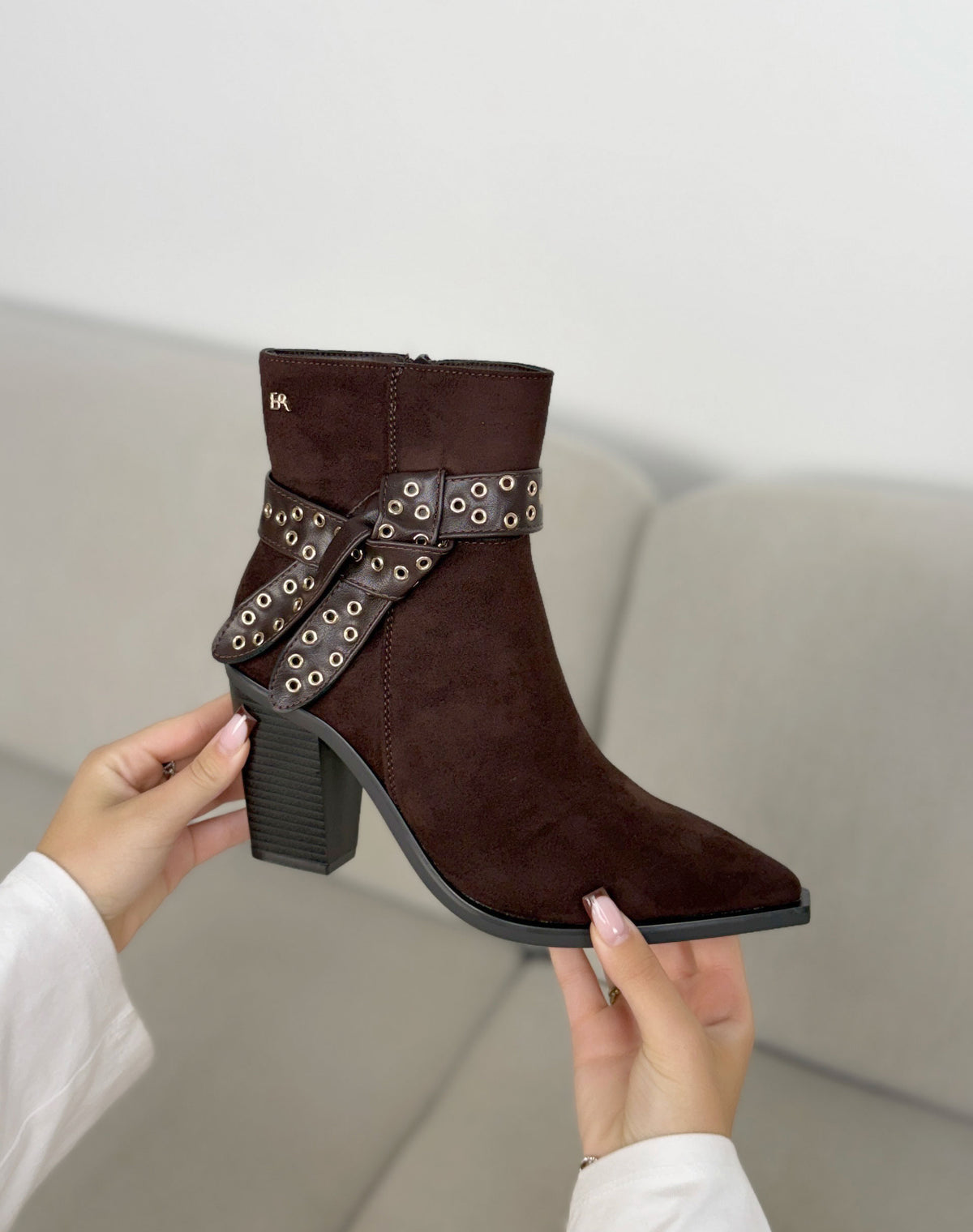Bottines marron femme effet daim à bride œillets dorés et talon bloc