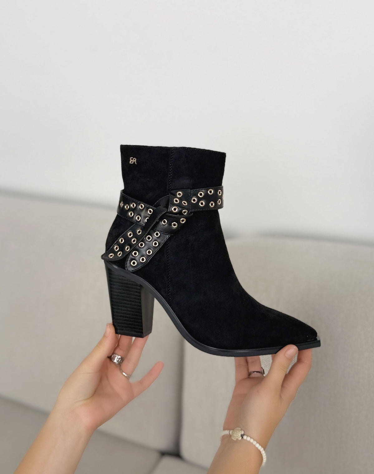 Bottines noires femme effet daim à bride œillets dorés et talon bloc