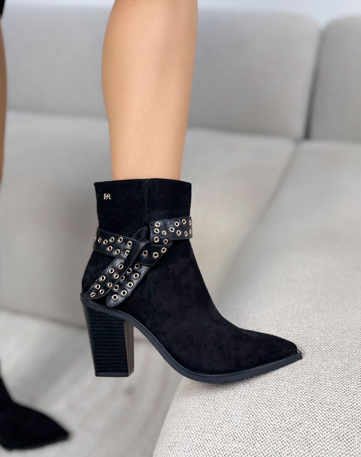 Bottines noires femme effet daim à bride œillets dorés et talon bloc