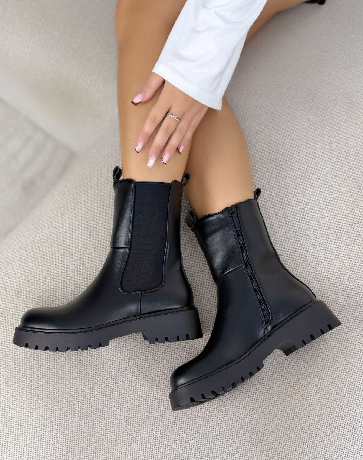 Bottines noires femme effet cuir à élastiques et semelle crantée épaisse