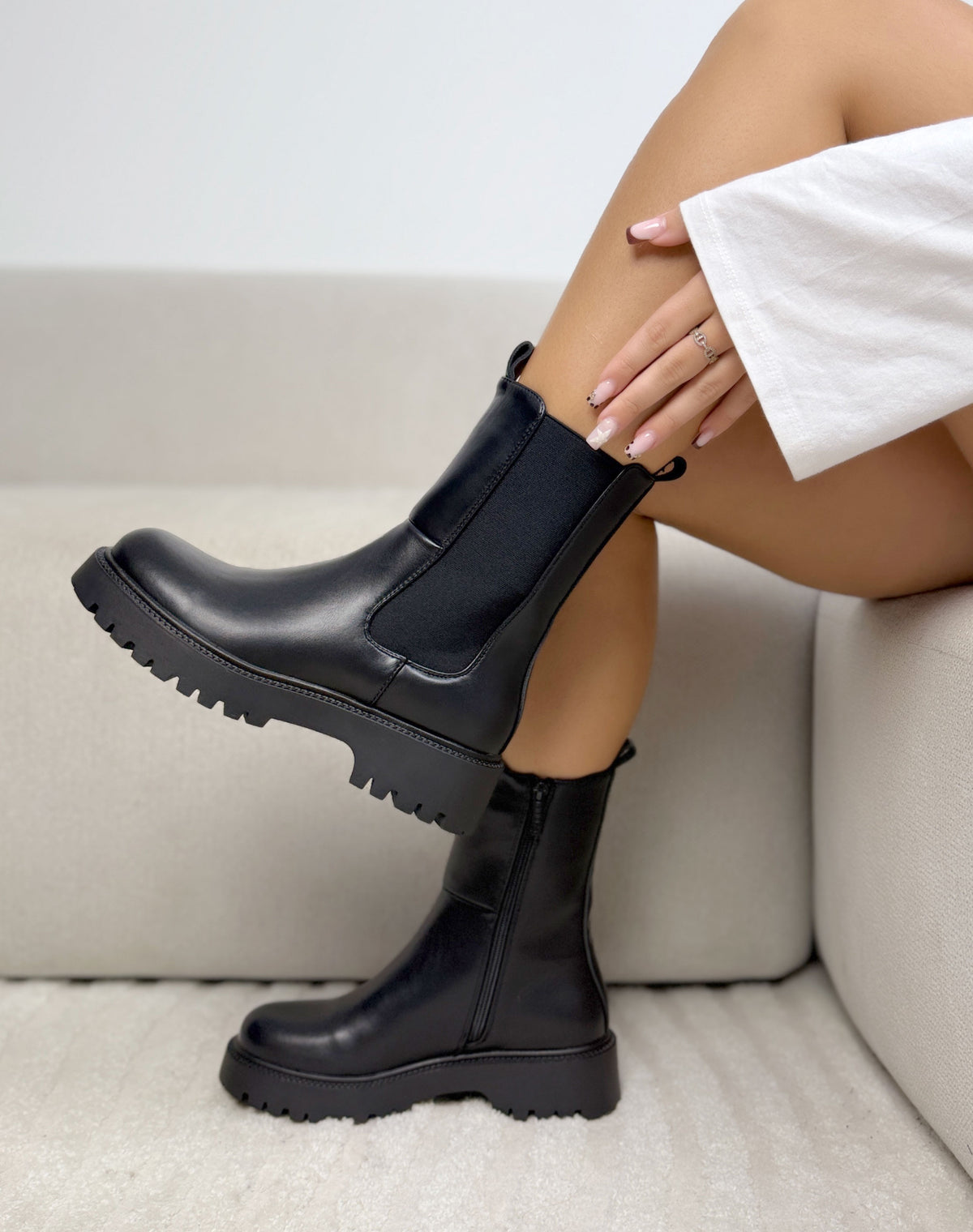 Bottines noires femme effet cuir à élastiques et semelle crantée épaisse