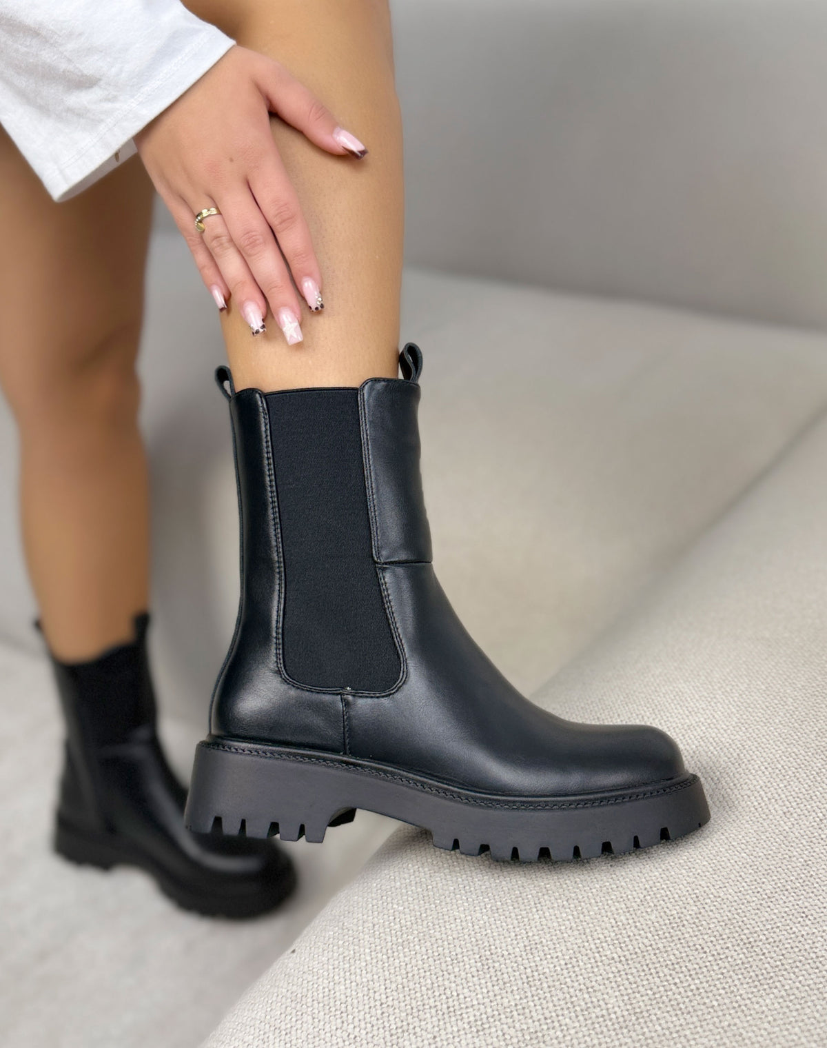 Bottines noires femme effet cuir à élastiques et semelle crantée épaisse