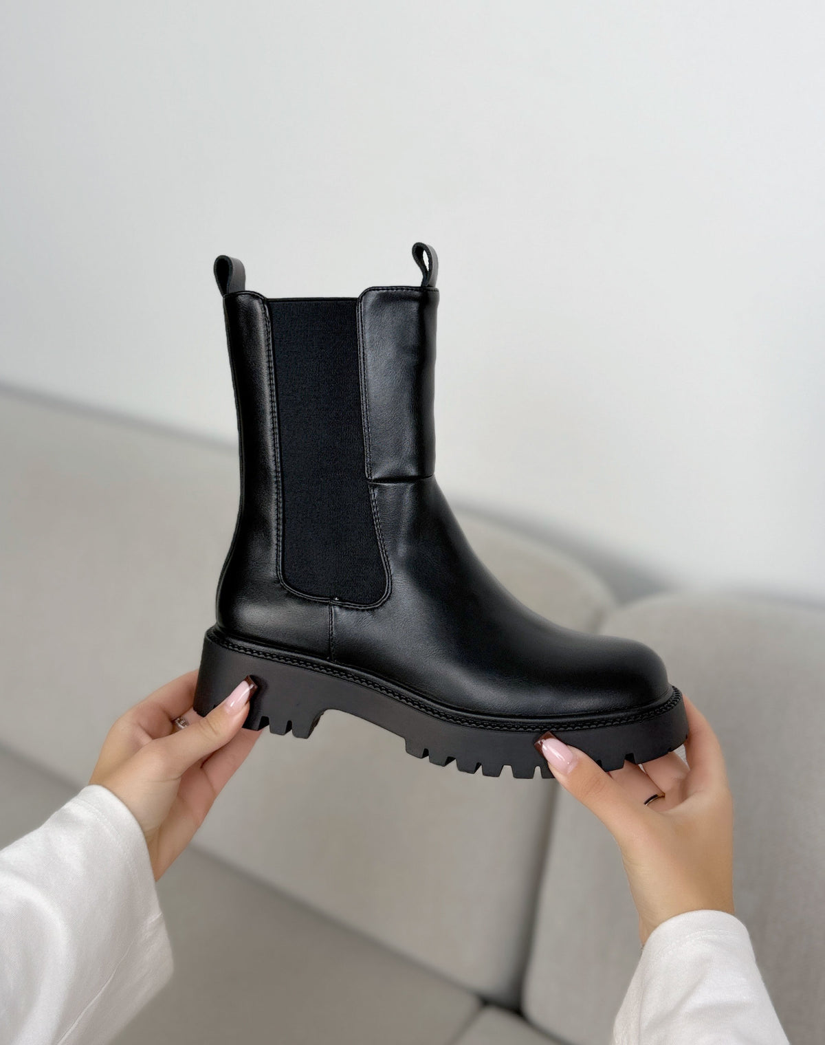 Bottines noires femme effet cuir à élastiques et semelle crantée épaisse