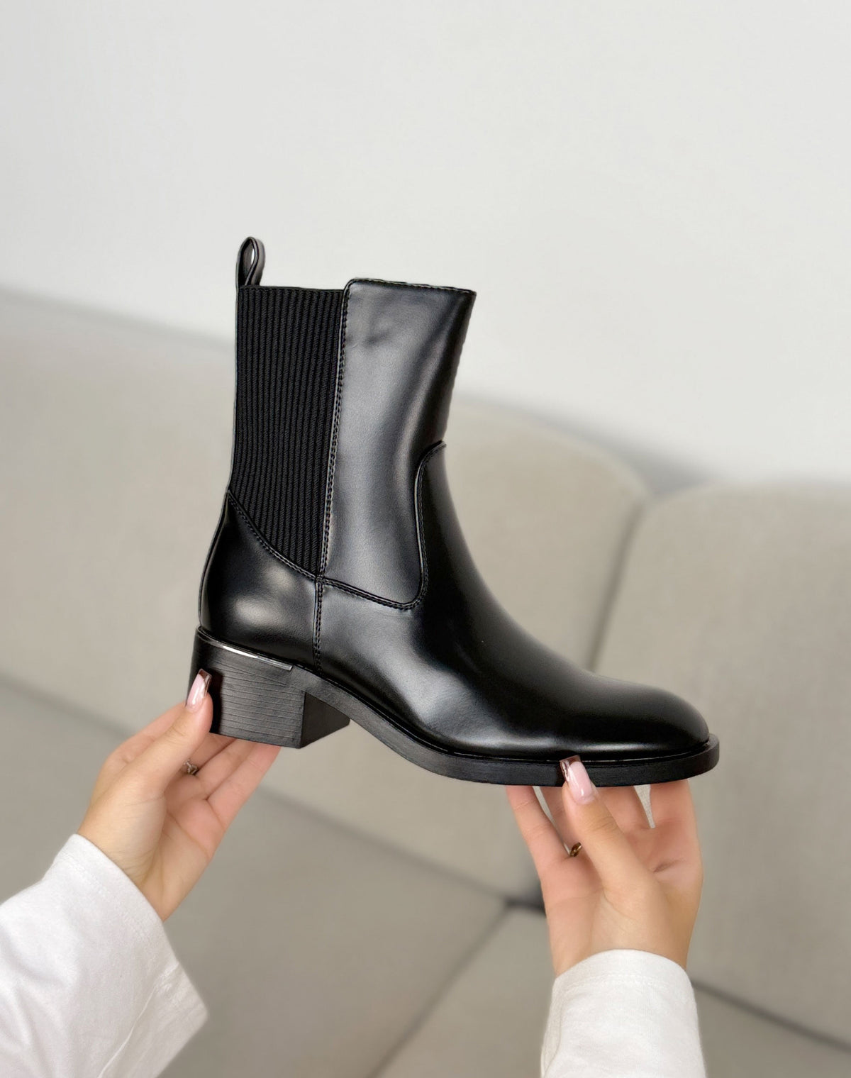 Bottines noires femme effet cuir à élastiques et liseré métallique