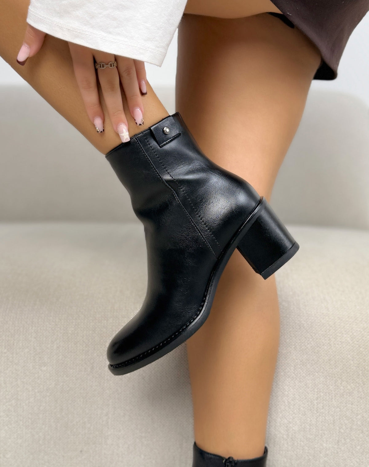 Bottines noires femme effet cuir à bout rond et talon bloc
