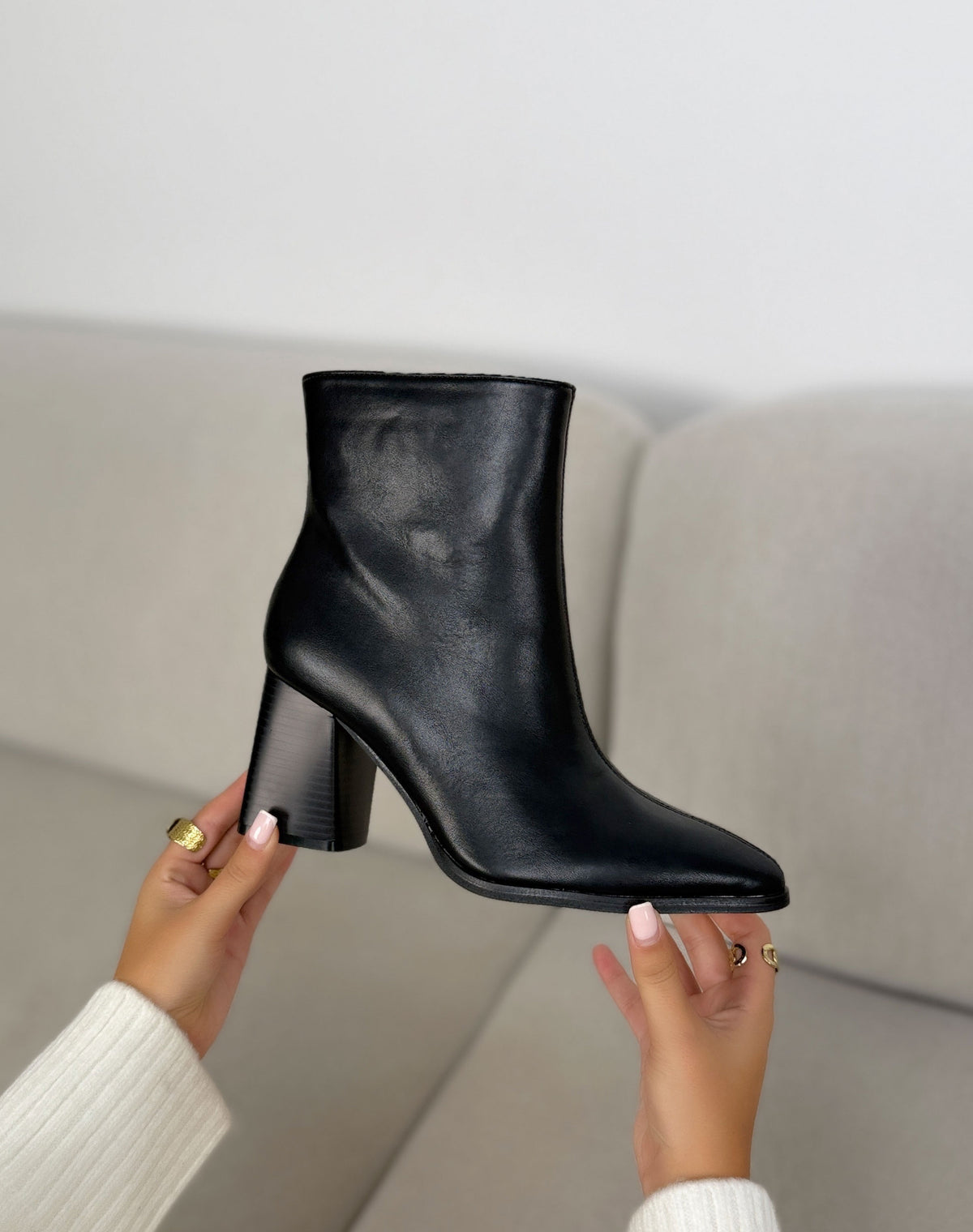 Bottines noires femme effet cuir à bout pointu et talon haut évasé