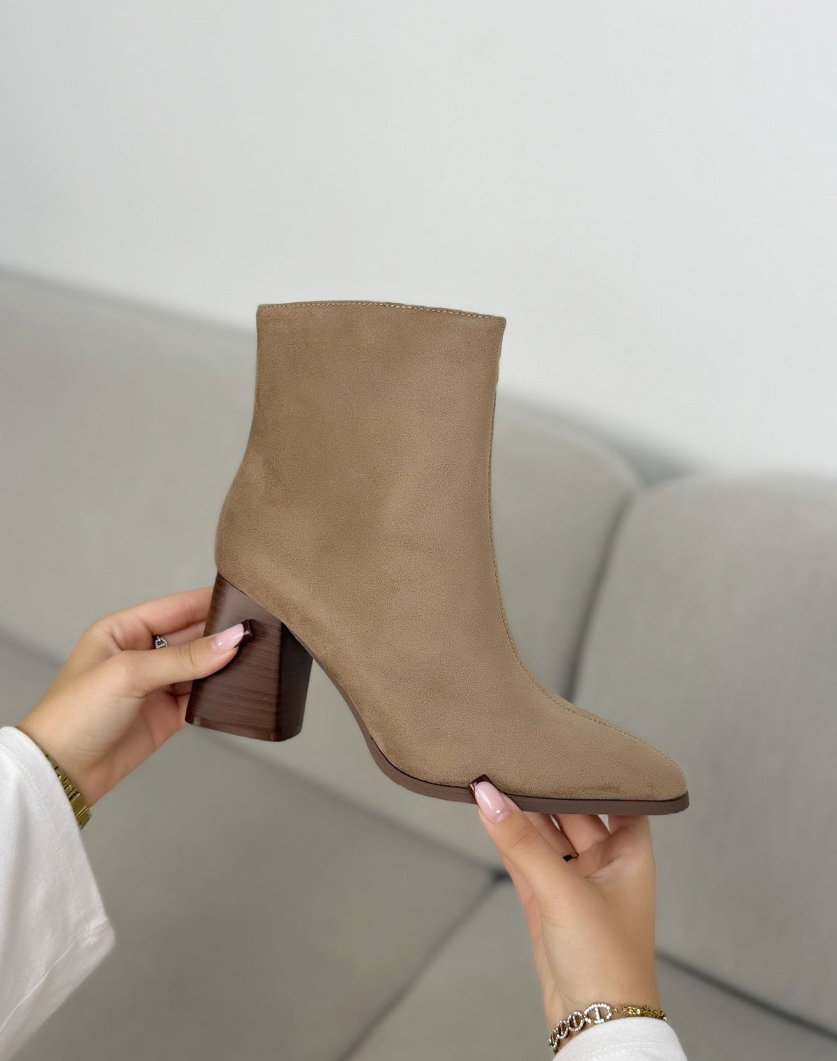 Bottines taupe femme effet daim à bout pointu et talon