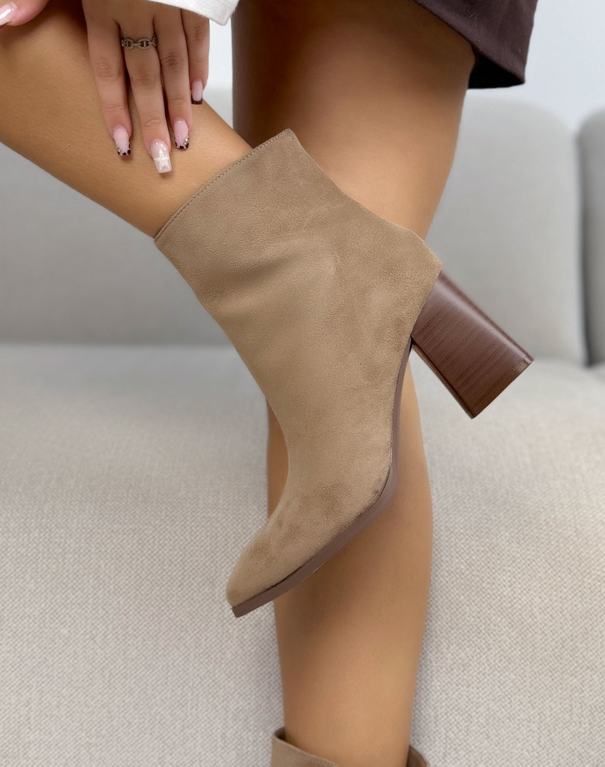 Bottines taupe femme effet daim à bout pointu et talon