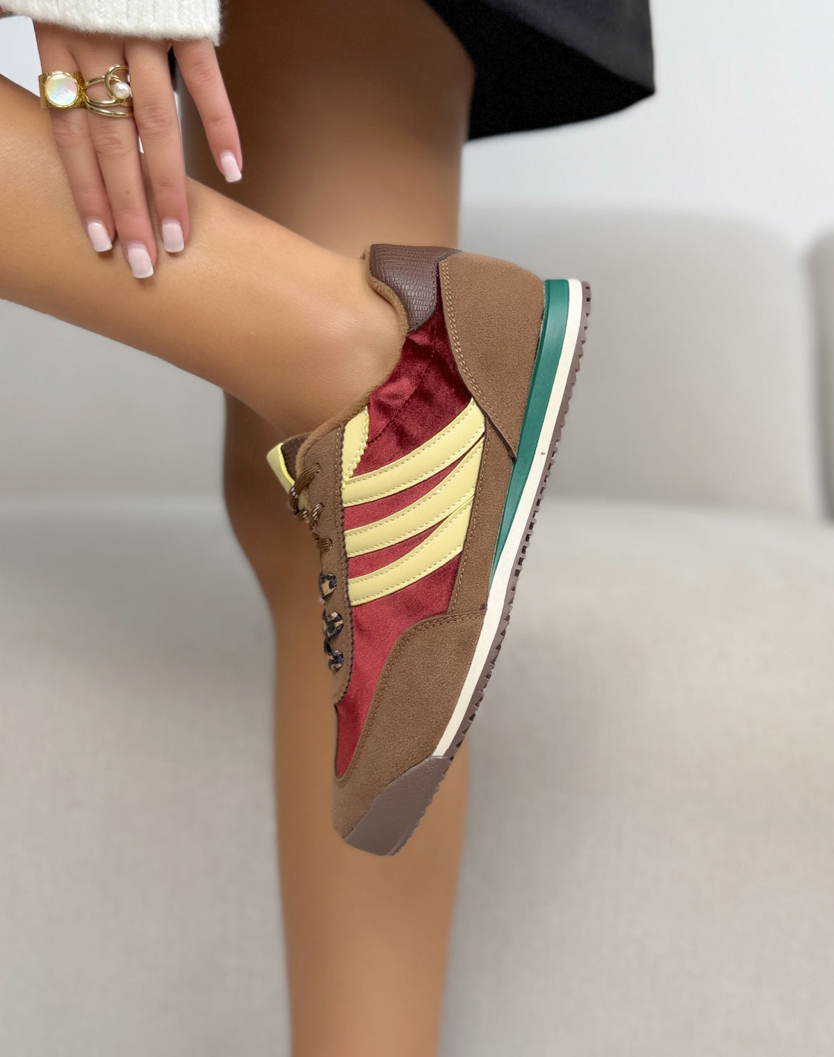 Baskets Findlay bordeaux et marron femme effet velours à bandes jaunes et semelle rétro