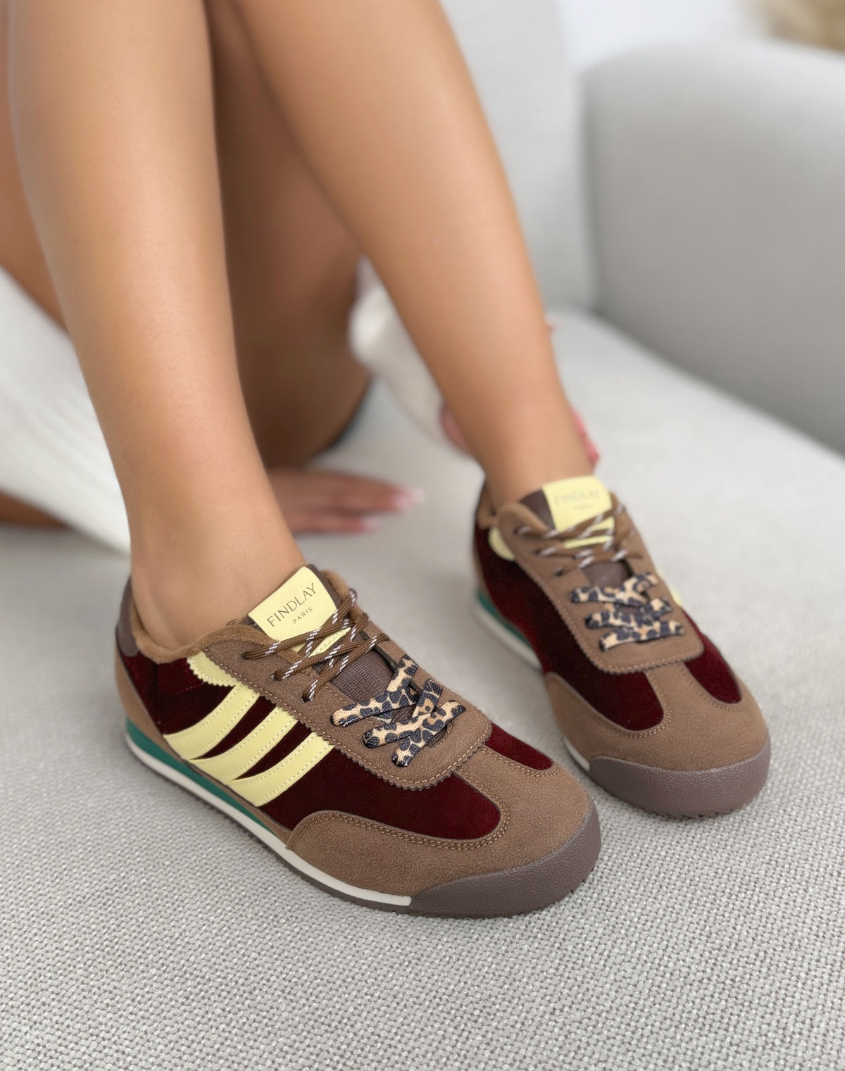 Baskets Findlay bordeaux et marron femme effet velours à bandes jaunes et semelle rétro