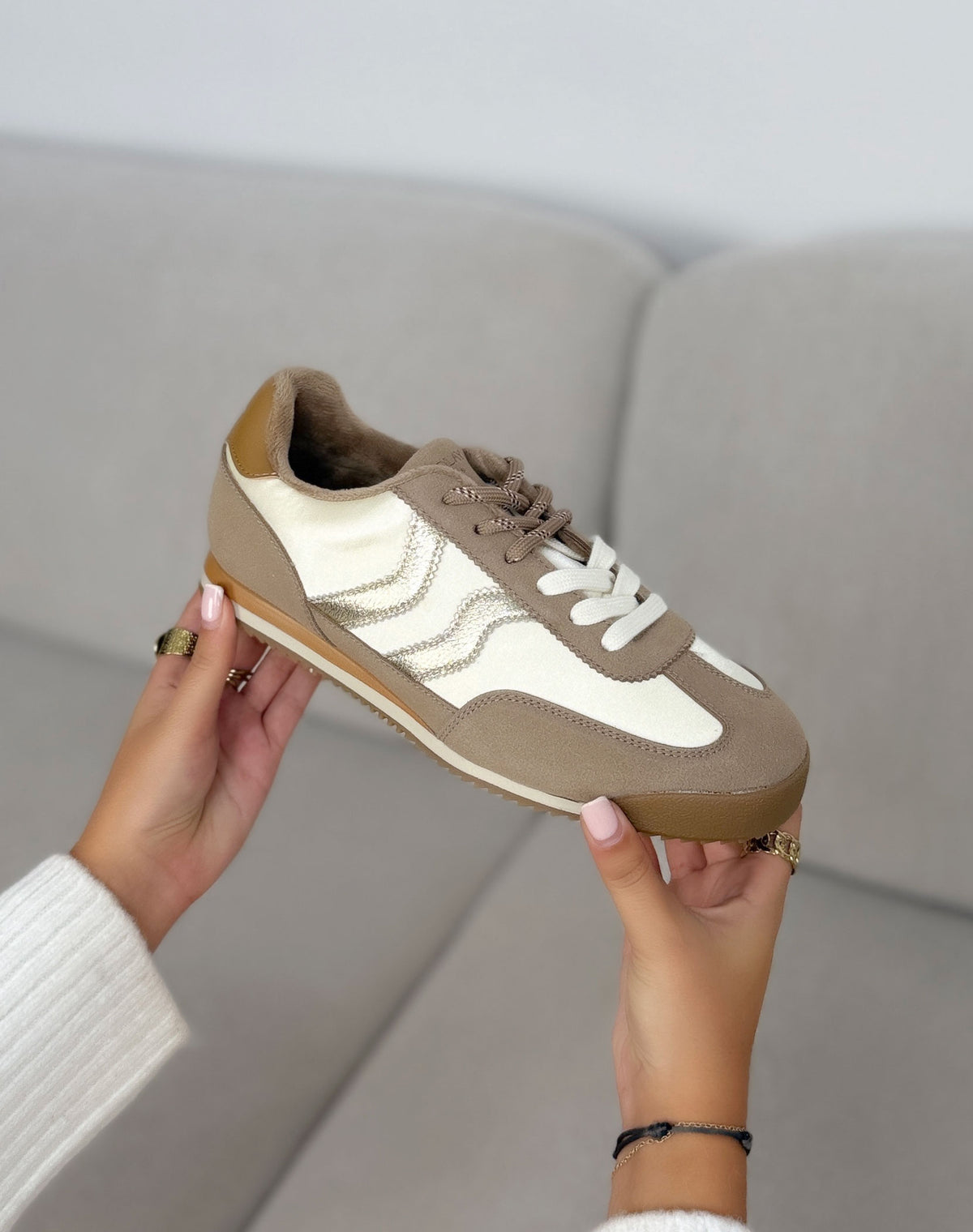 Baskets Findlay taupe et crème femme effet daim à bandes dorées et semelle rétro