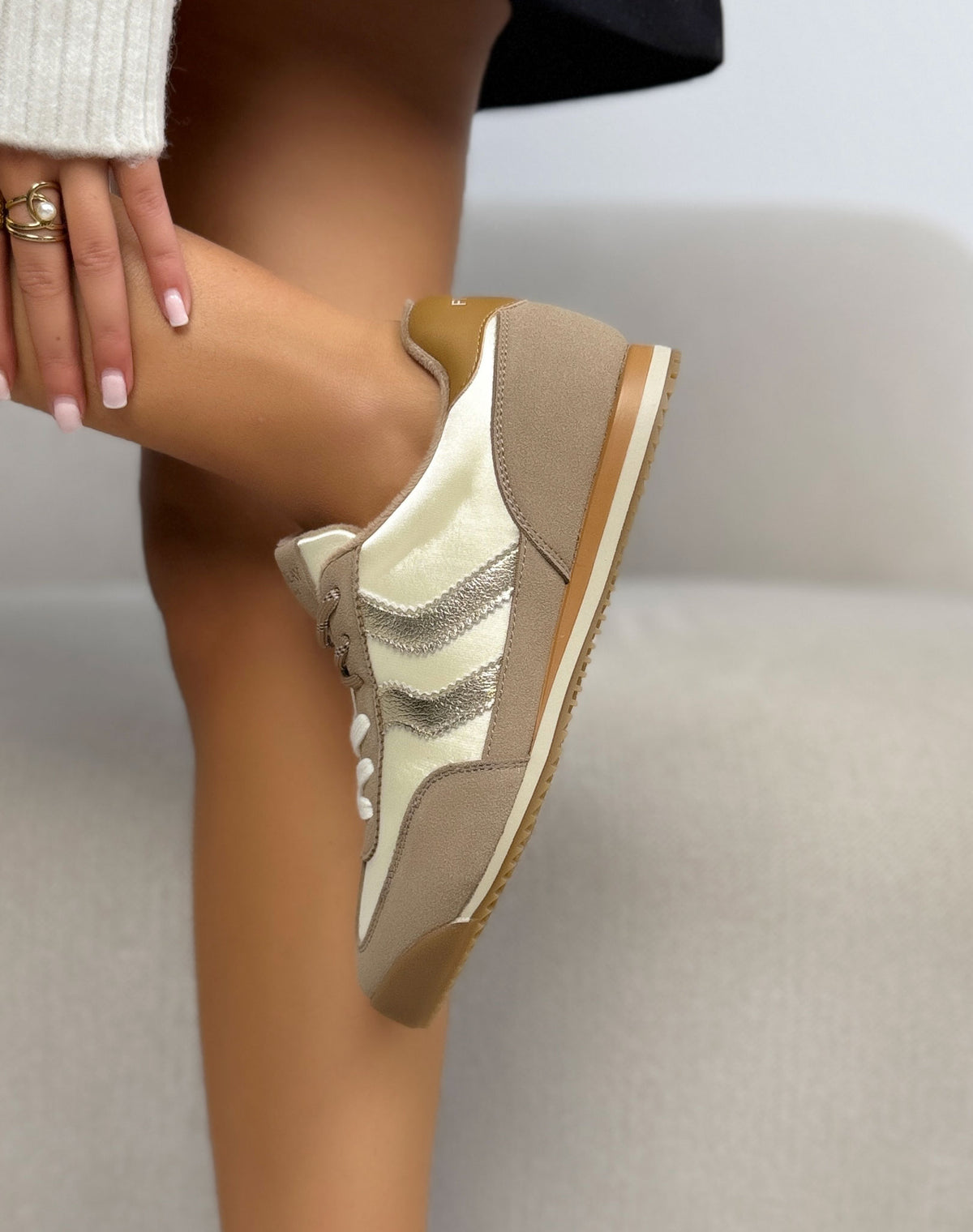 Baskets Findlay taupe et crème femme effet daim à bandes dorées et semelle rétro