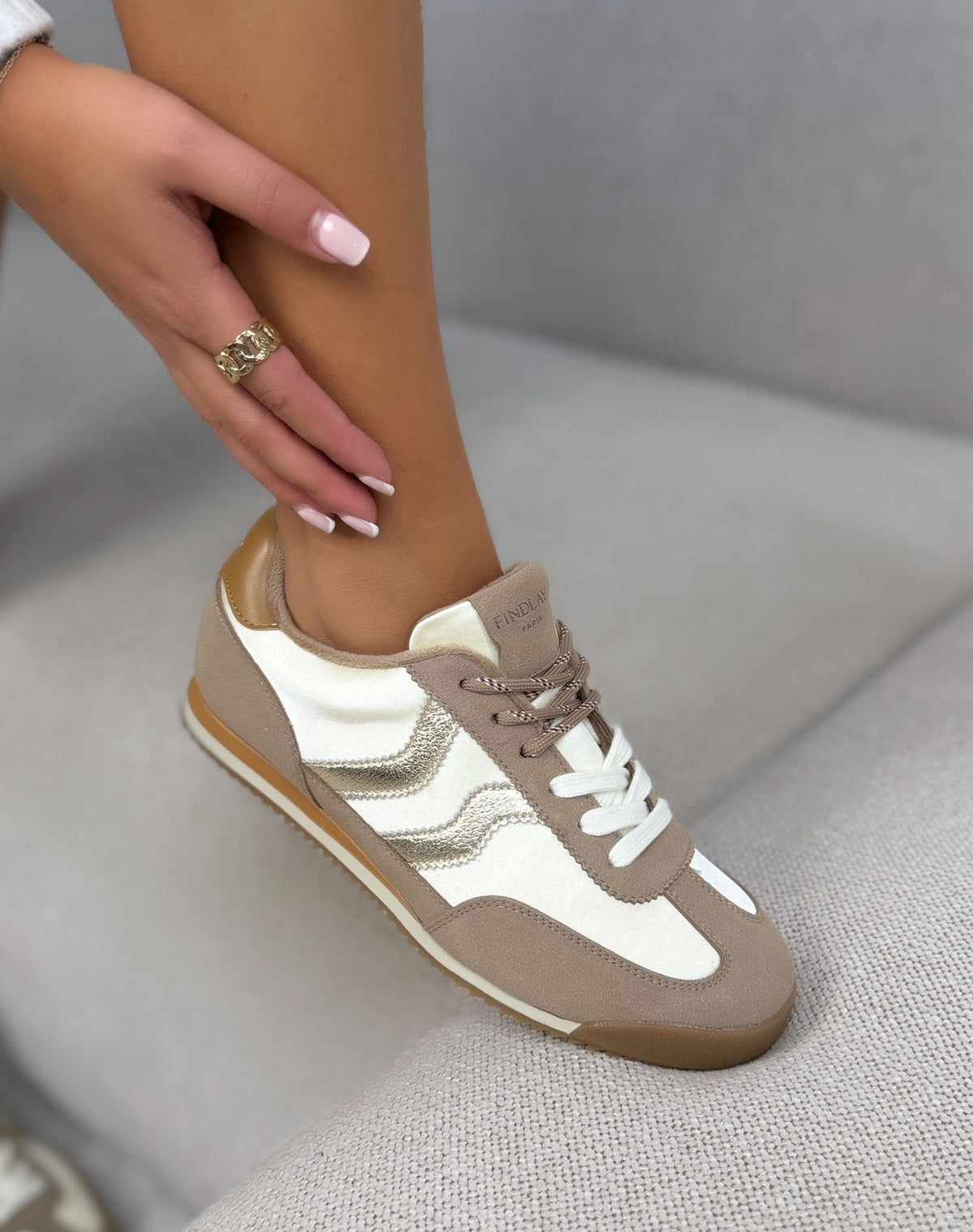 Baskets Findlay taupe et crème femme effet daim à bandes dorées et semelle rétro