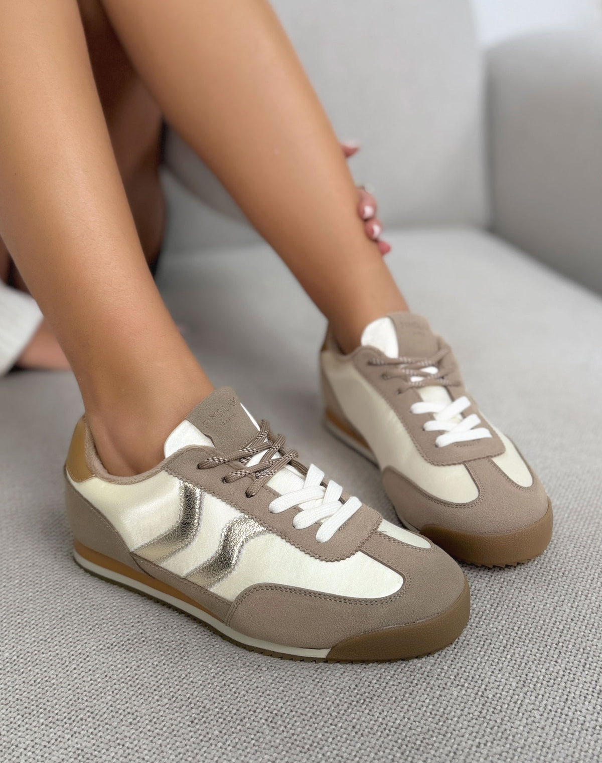 Baskets Findlay taupe et crème femme effet daim à bandes dorées et semelle rétro