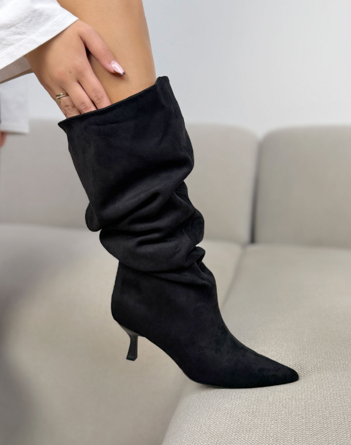 Bottes plissées noires femme effet daim à bout pointu et talon fin