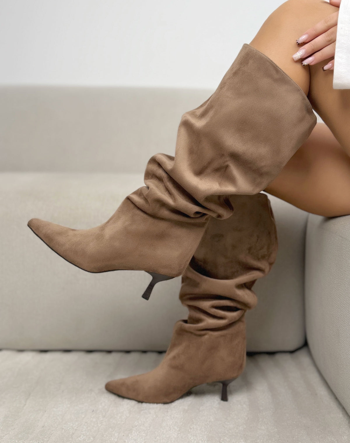 Bottes plissées taupe femme effet daim à bout pointu et talon fin