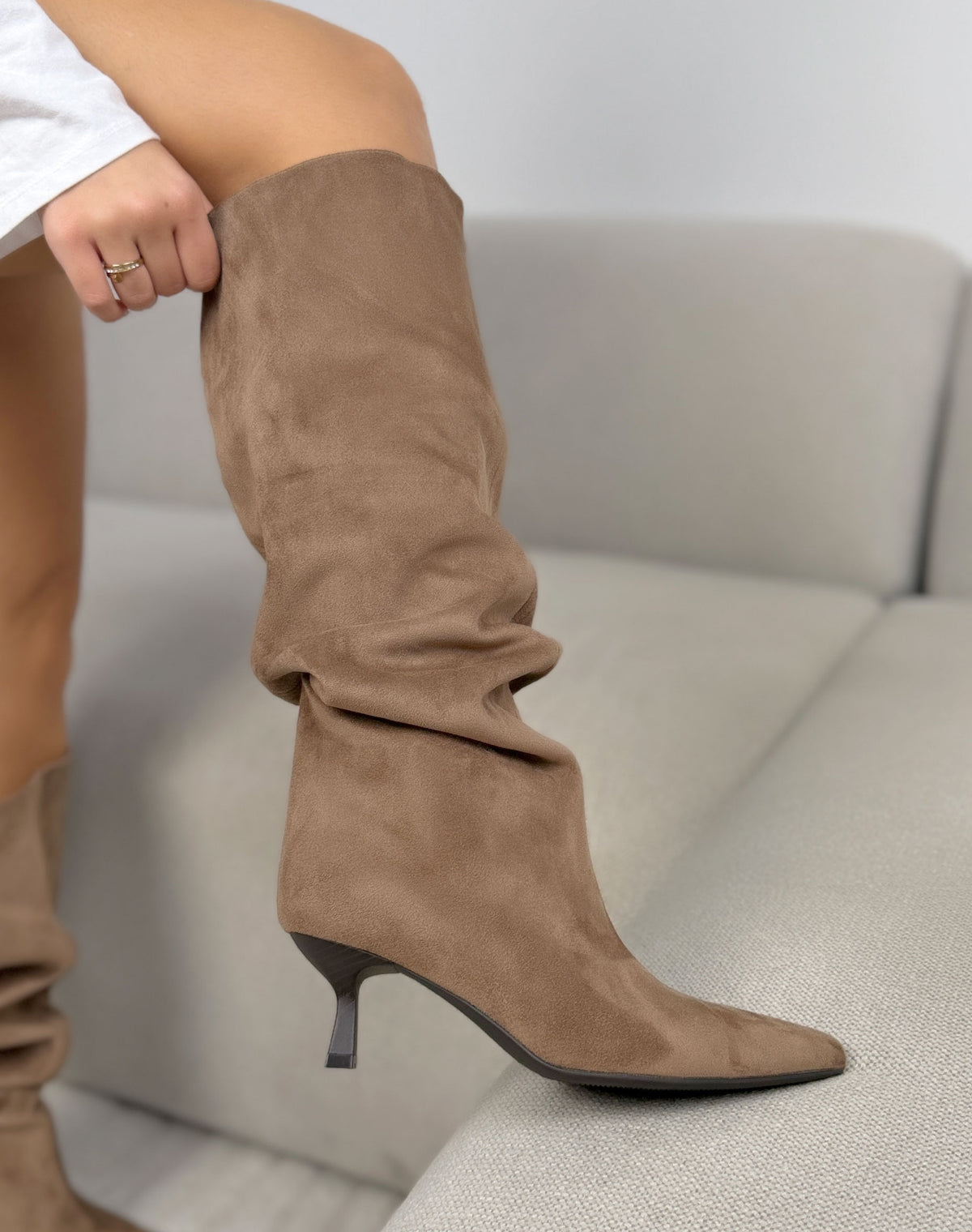 Bottes plissées taupe femme effet daim à bout pointu et talon fin