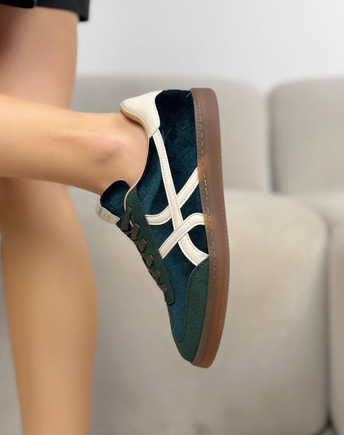 Baskets Findlay vertes femme effet velours et daim à bandes crème