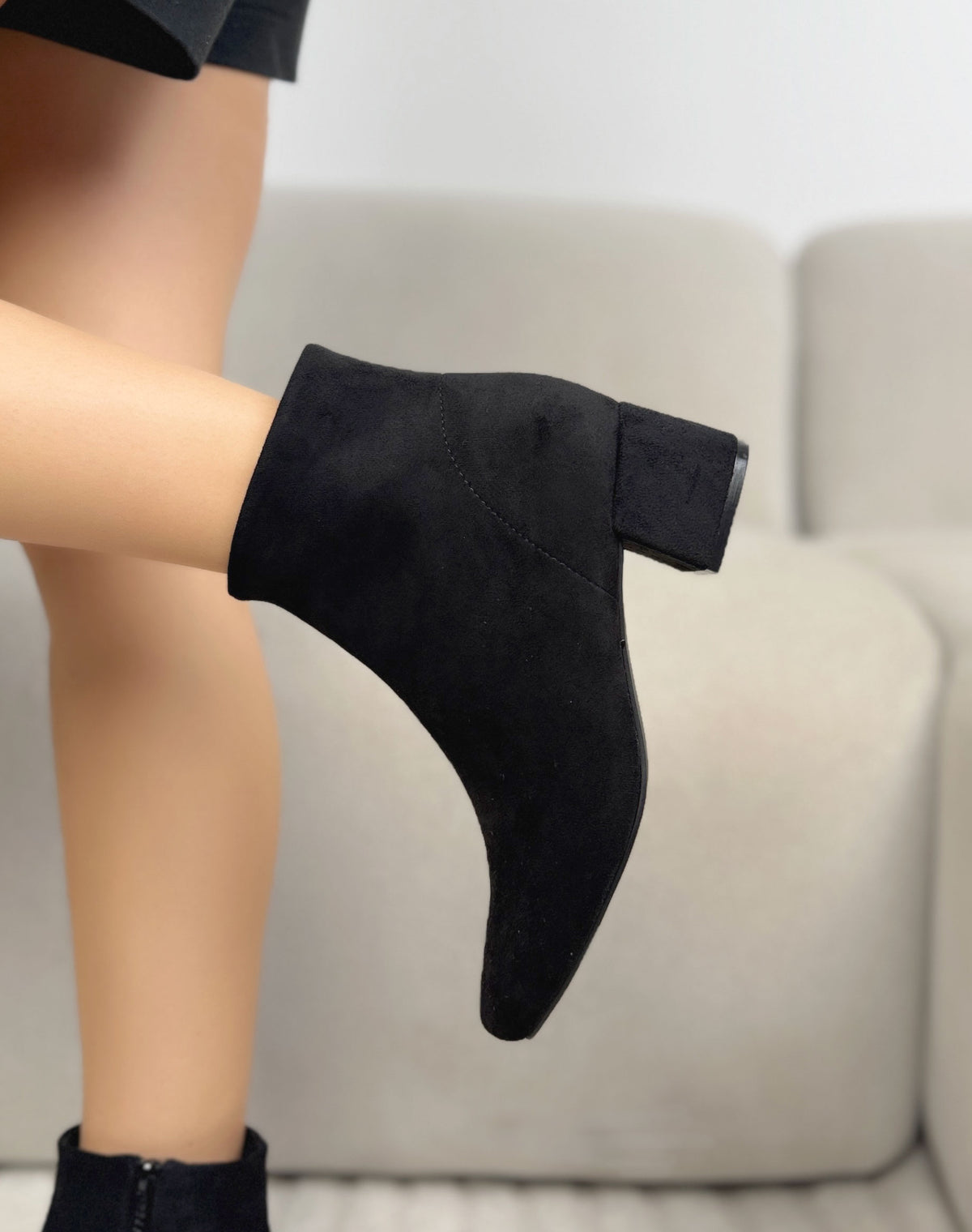 Bottines noires femme effet daim à petit talon bloc