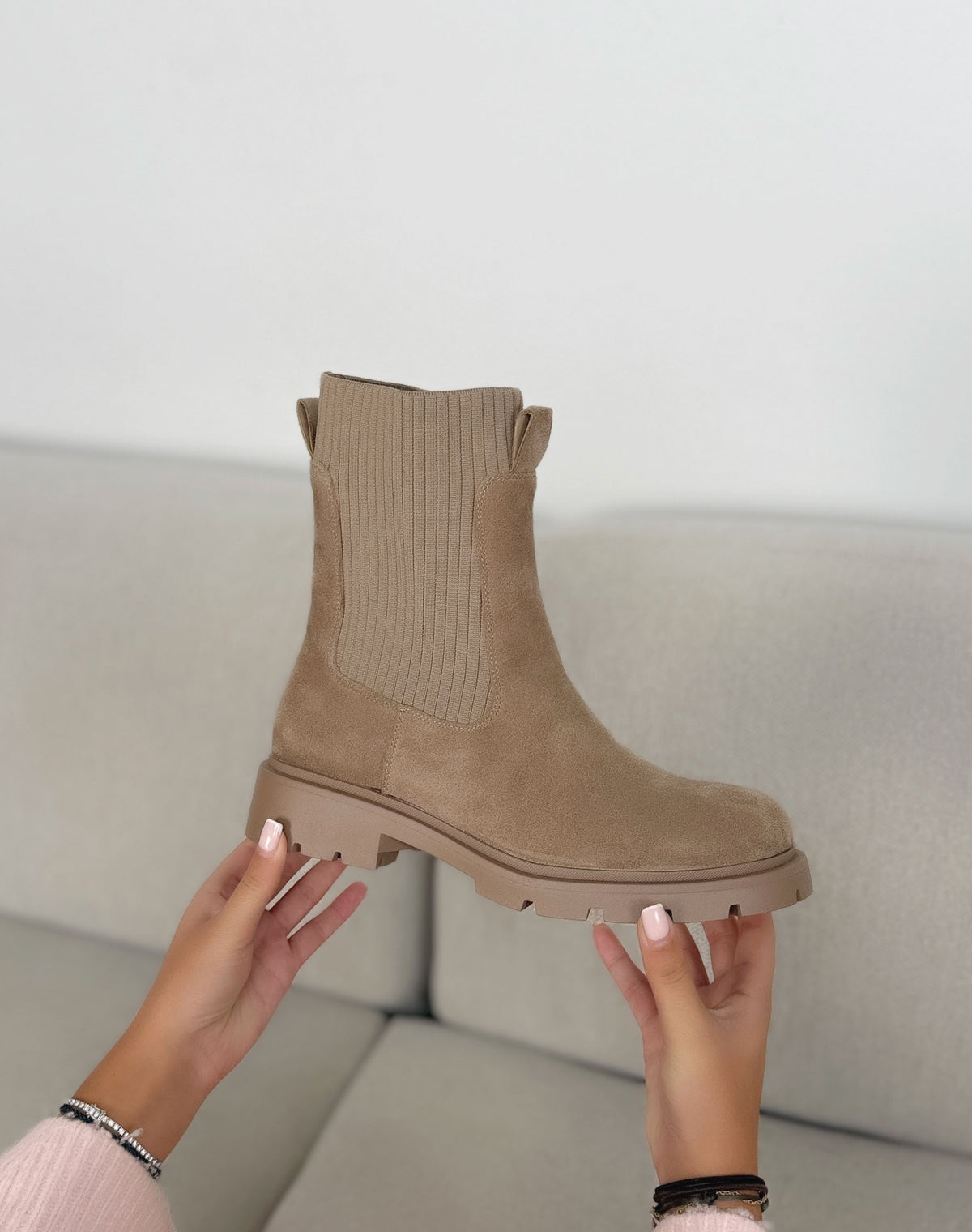Bottines taupe femme effet daim à empiècement maille côtelée et semelle crantée