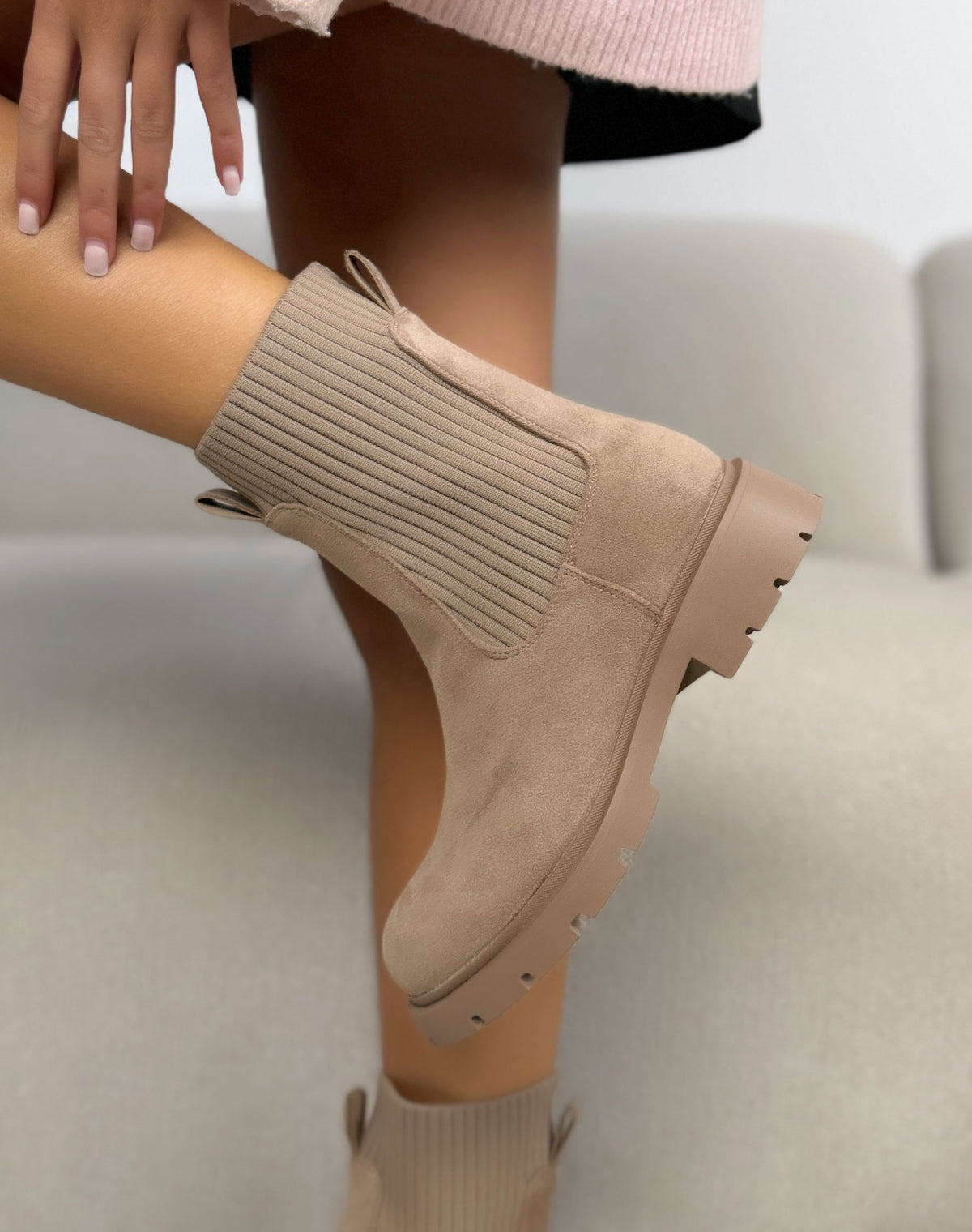 Bottines taupe femme effet daim à empiècement maille côtelée et semelle crantée