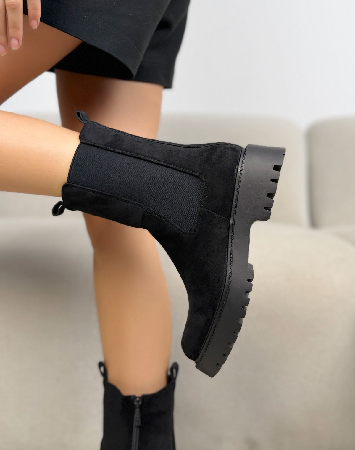 Bottines noires femme effet daim à élastiques et semelle crantée épaisse