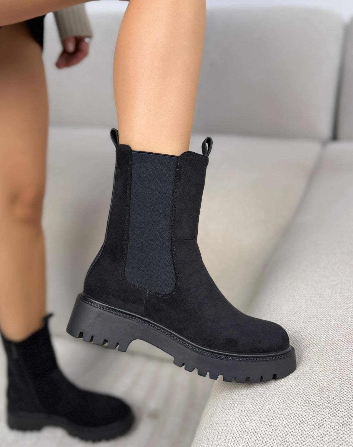 Bottines noires femme effet daim à élastiques et semelle crantée épaisse