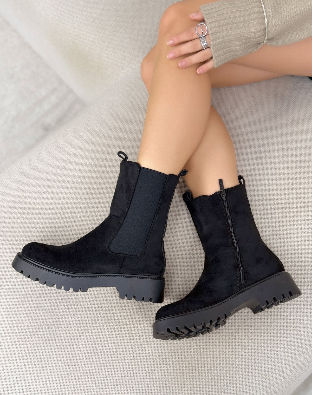 Bottines noires femme effet daim à élastiques et semelle crantée épaisse