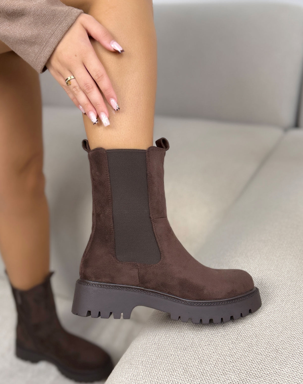 Bottines marron femme effet daim à élastiques et semelle crantée épaisse