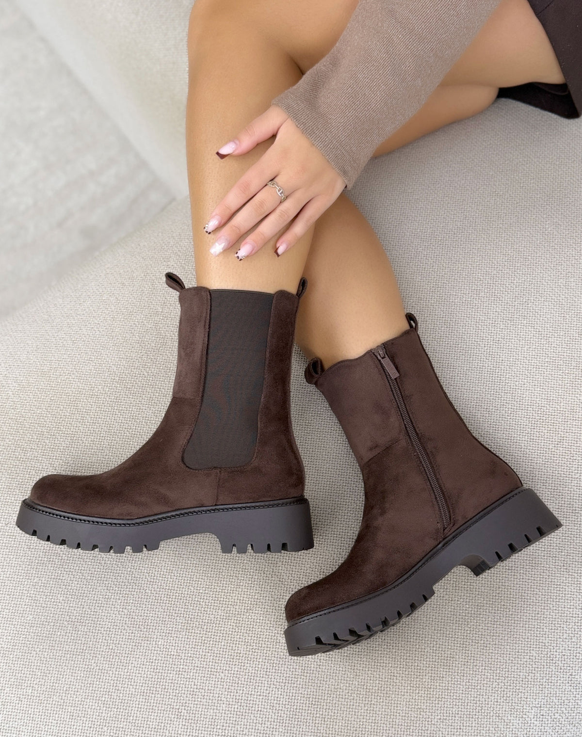 Bottines marron femme effet daim à élastiques et semelle crantée épaisse