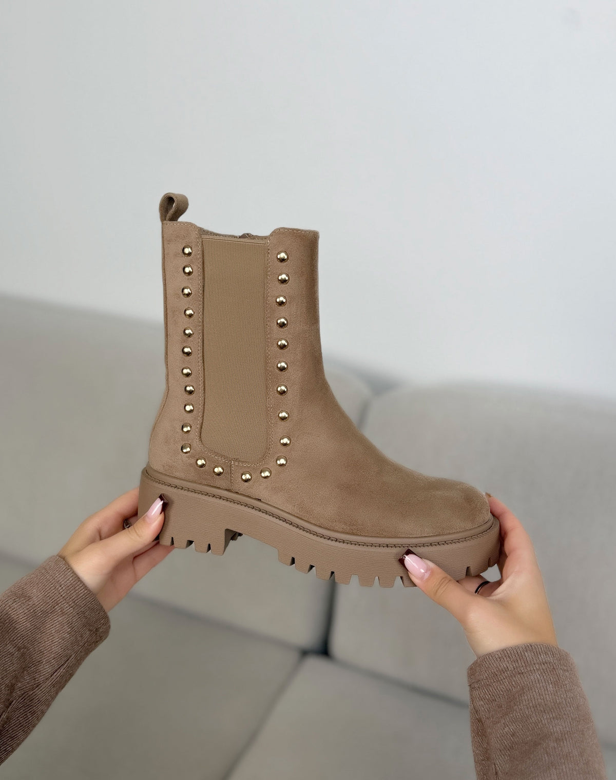 Bottines taupe femme effet daim cloutées à élastiques et semelle crantée