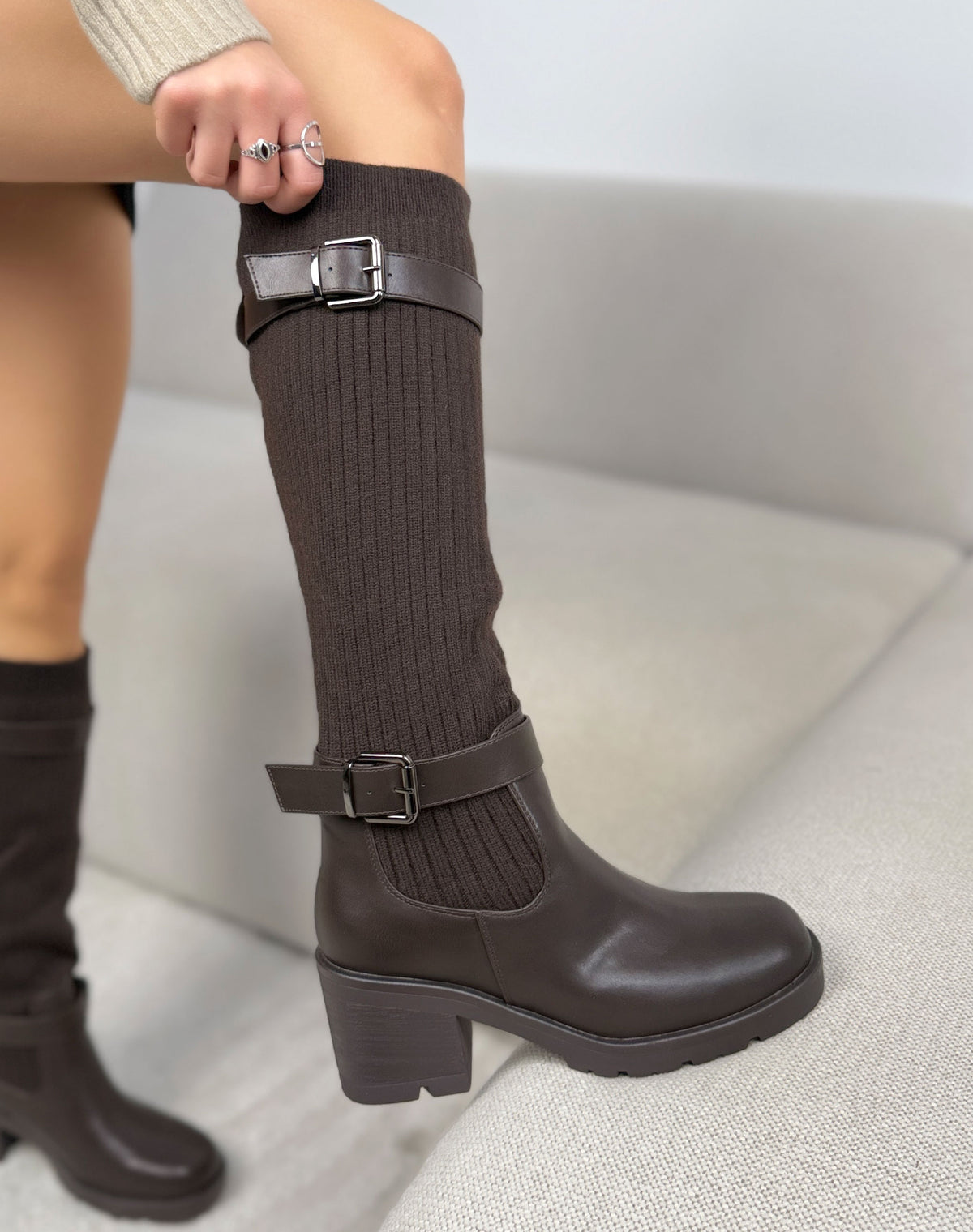 Bottes hautes marron femme effet cuir et maille côtelée à double boucle et talon bloc