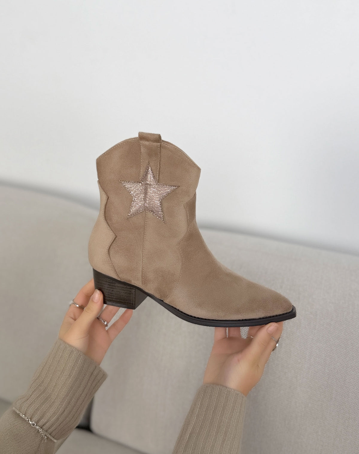 Bottines santiag taupe femme effet daim à étoile rose gold pailletée et talon bloc