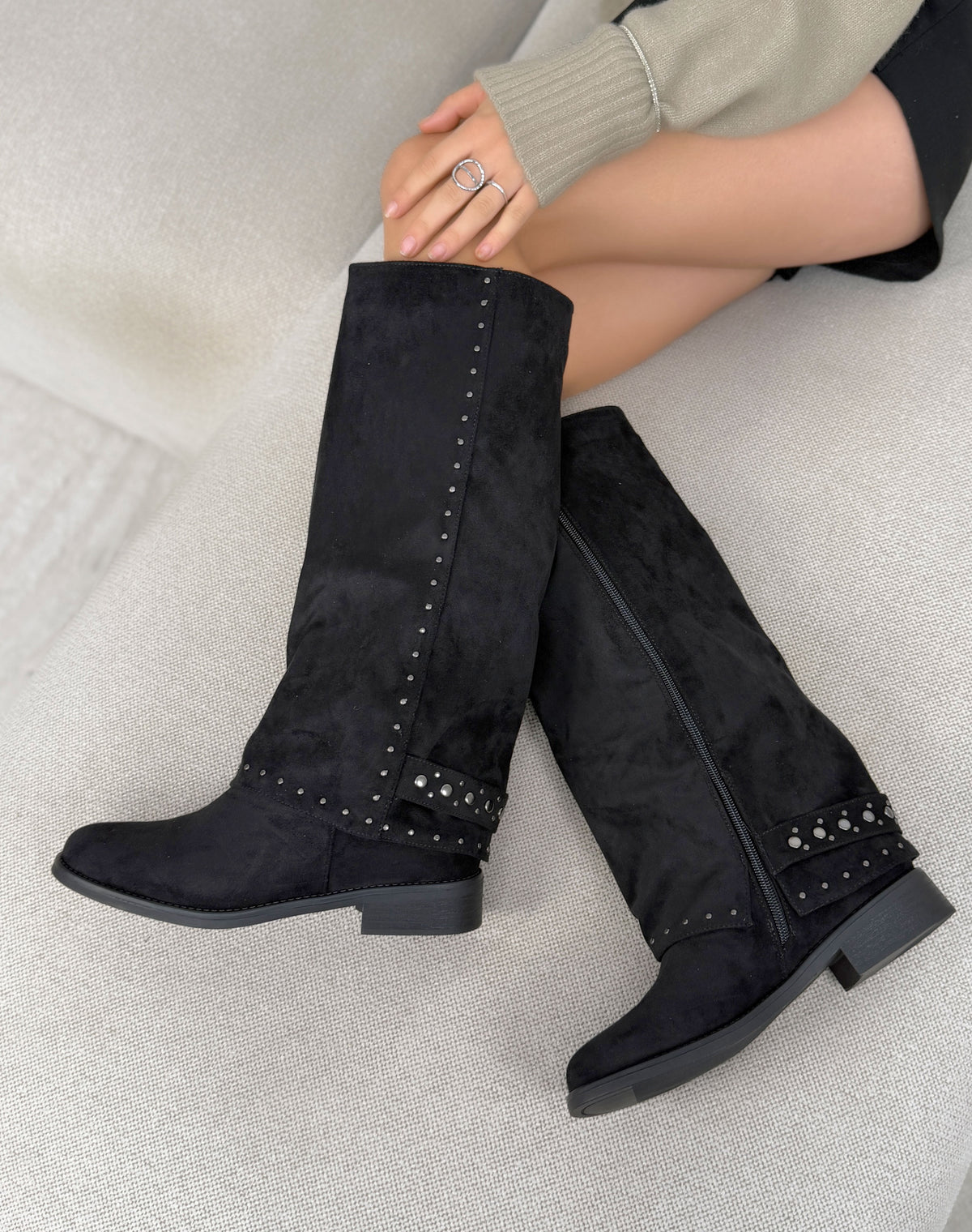 Bottes à revers noires femme effet daim cloutées à talon plat