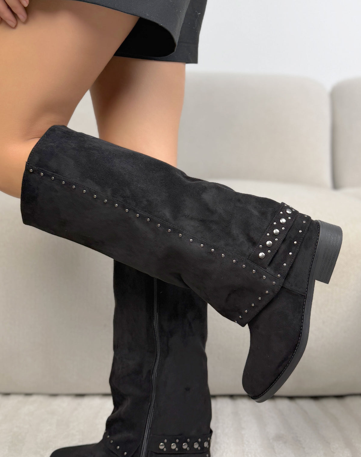 Bottes à revers noires femme effet daim cloutées à talon plat