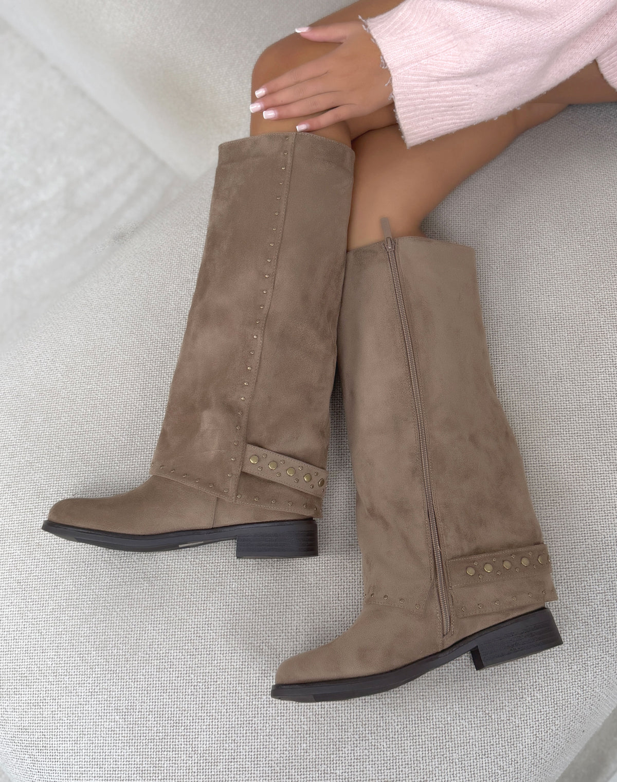 Bottes à revers taupe femme effet daim cloutées à talon plat