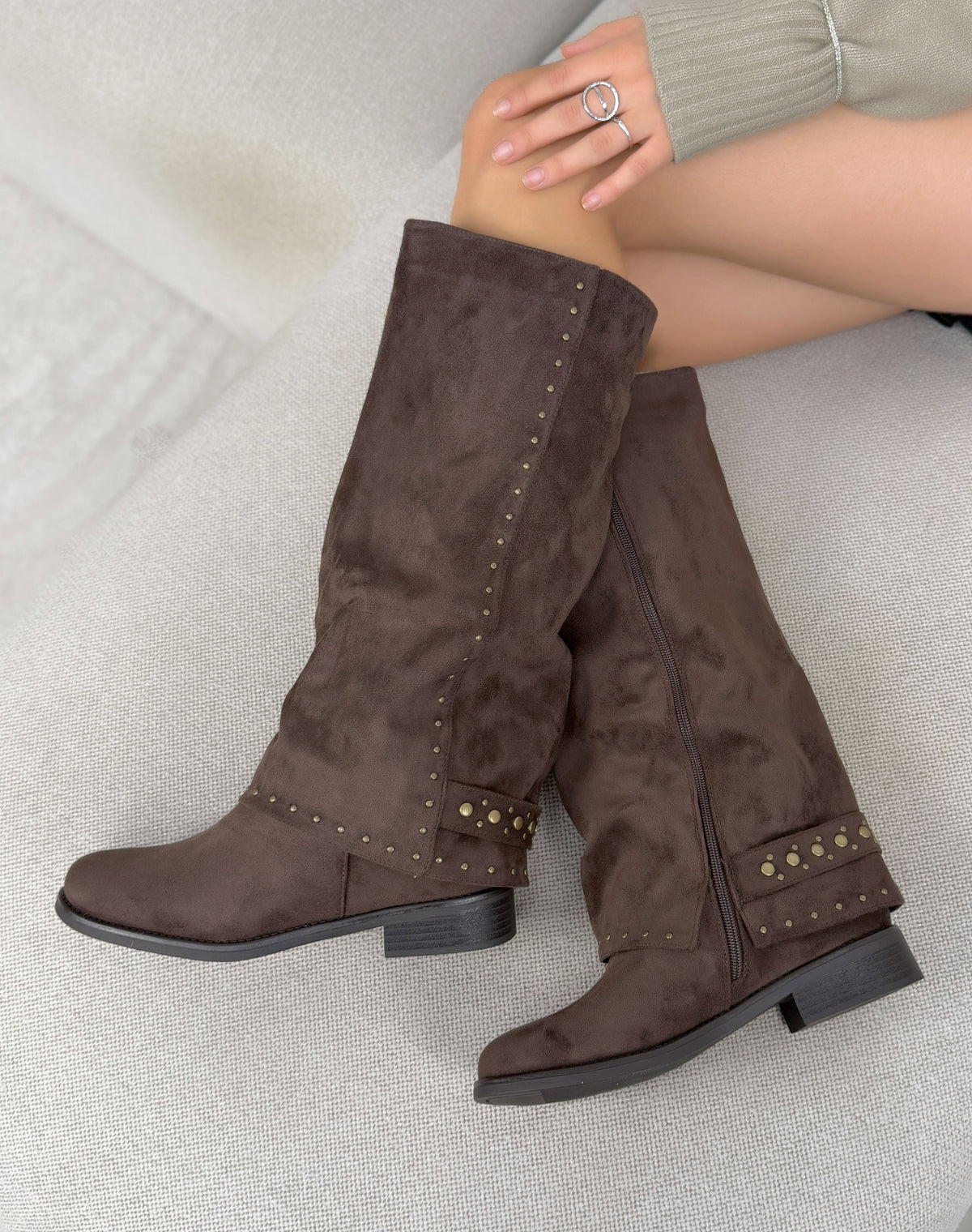 Bottes à revers marron femme effet daim cloutées à talon plat