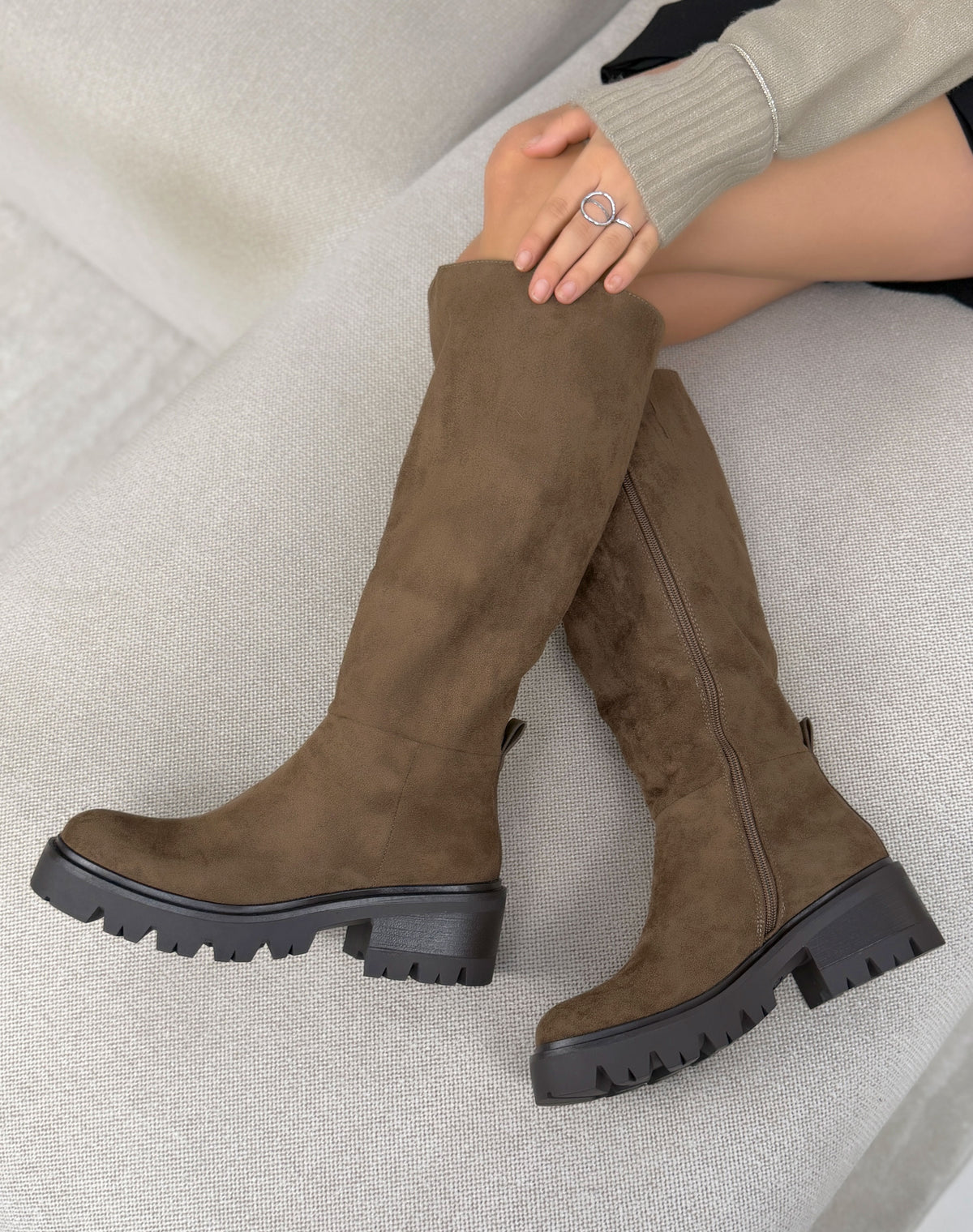Bottes hautes taupe femme effet daim à semelle crantée et talon bloc