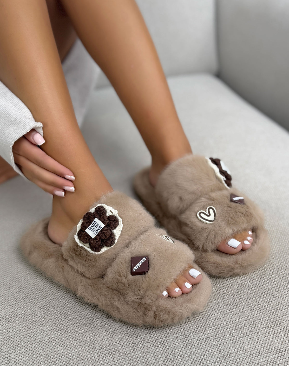 Chaussons femme marron tendance en fausse fourrure avec motifs