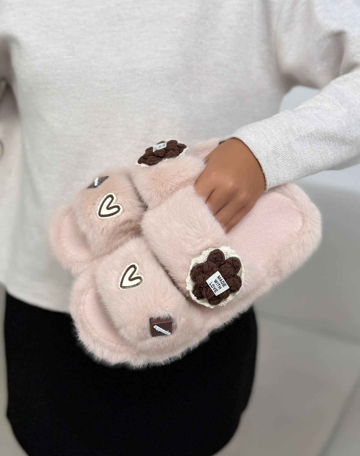 Chaussons femme rose poudré tendance en fausse fourrure avec fleur et motifs