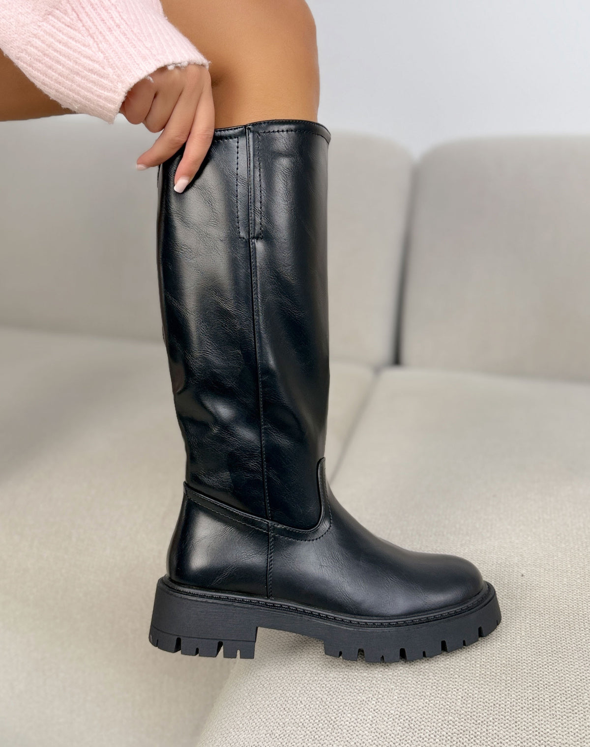 Bottes hautes noires femme effet cuir à semelle crantée et zip