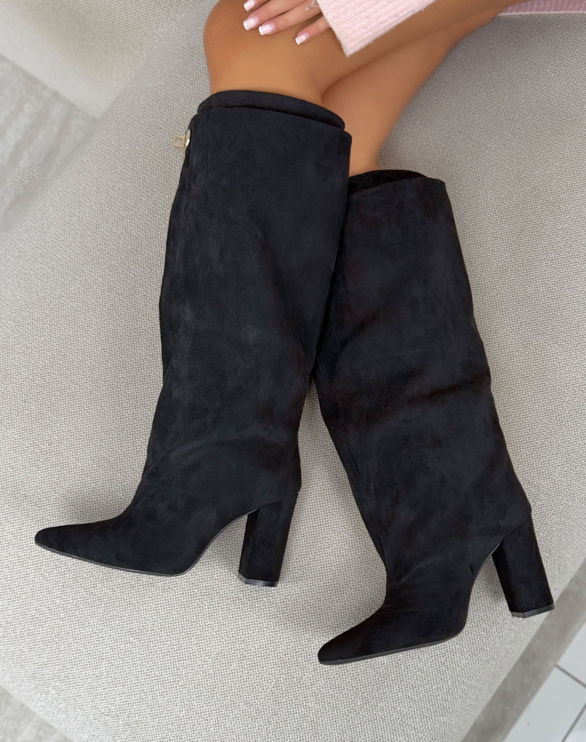 Bottes à revers noires femme effet daim à fermoir doré et talon