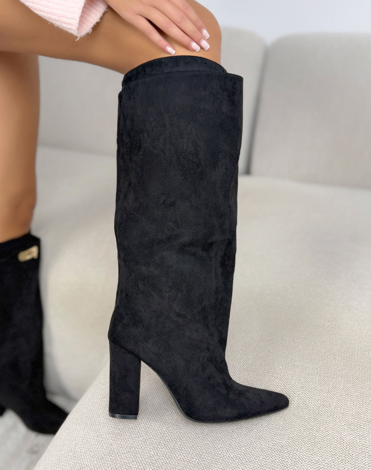Bottes à revers noires femme effet daim à fermoir doré et talon