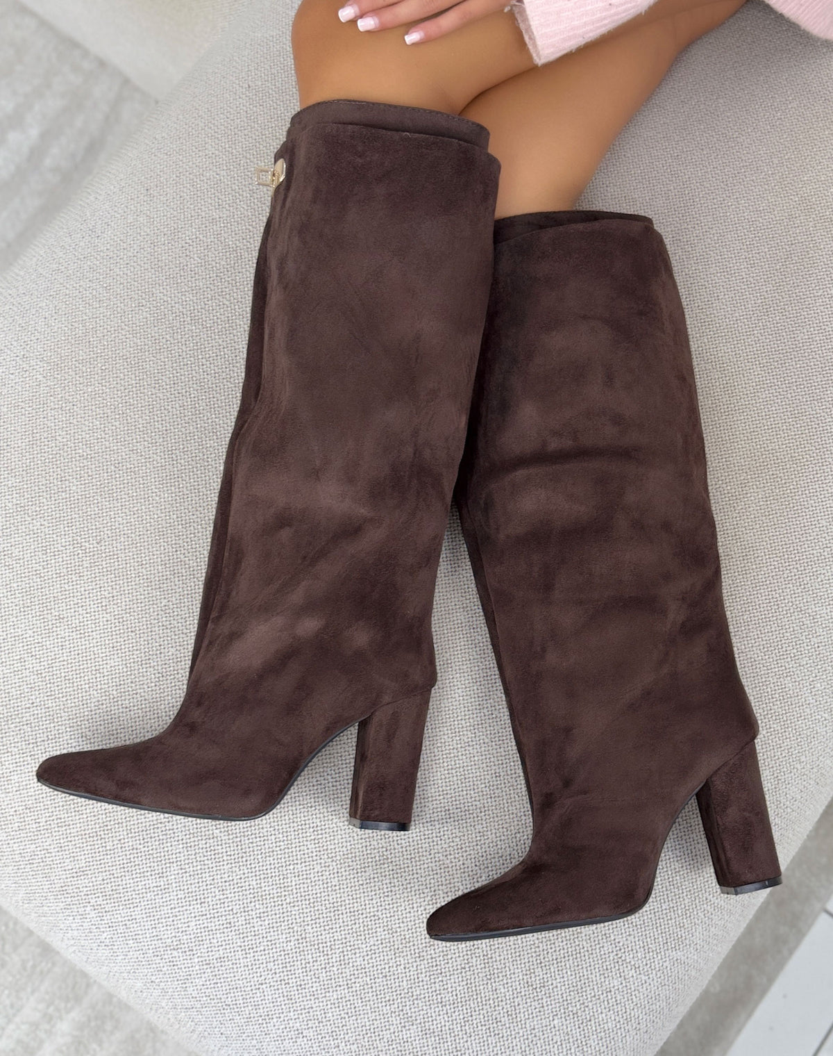Bottes à revers marron femme effet daim à fermoir doré et talon