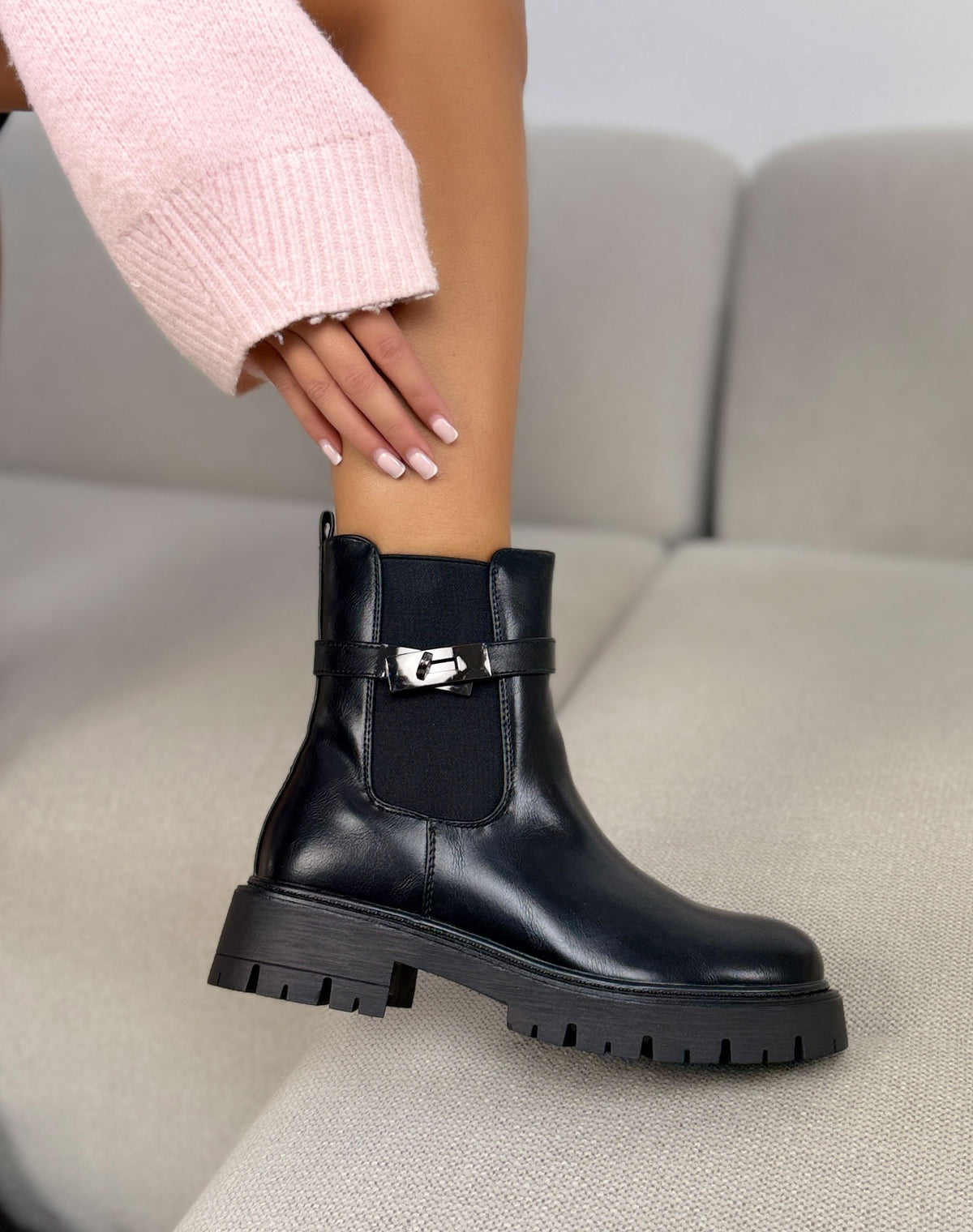 Bottines noires femme effet cuir à élastiques, bride à fermoir métallique et semelle crantée