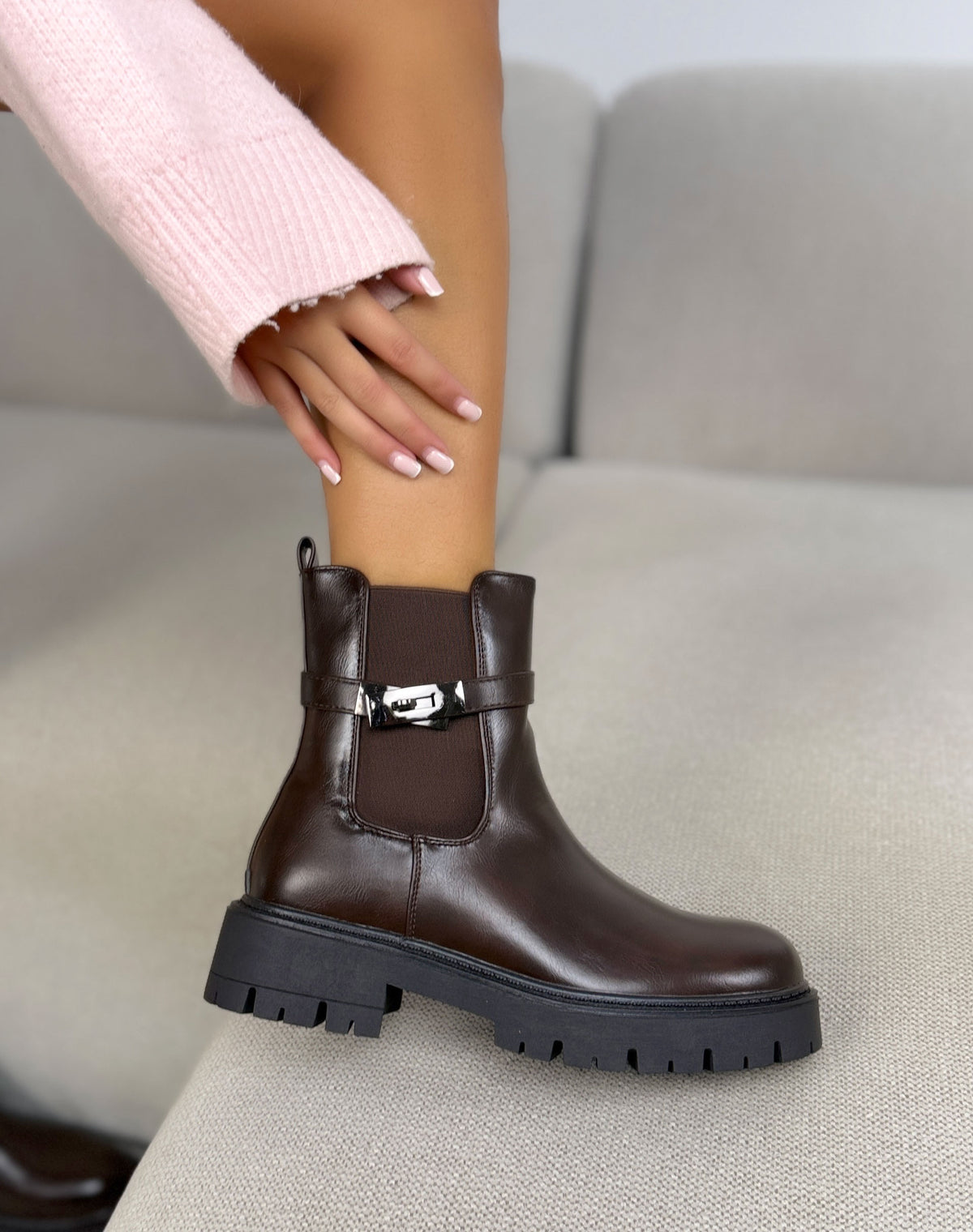 Bottines marron femme effet cuir à élastiques, bride à fermoir métallique et semelle crantée