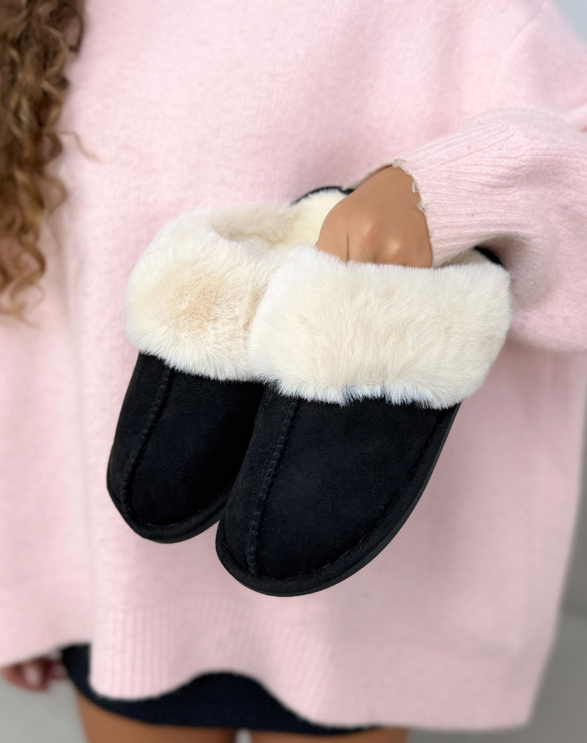 Chaussons fourrés noirs femme effet daim à col fausse fourrure crème