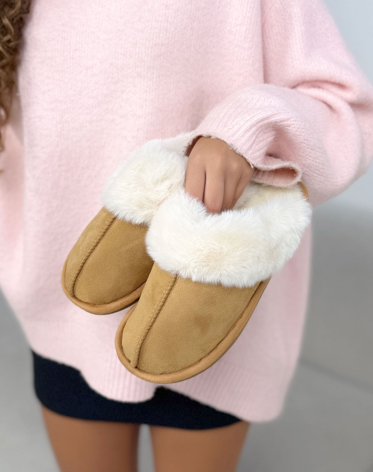 Chaussons fourrés camel femme effet daim à col fausse fourrure crème