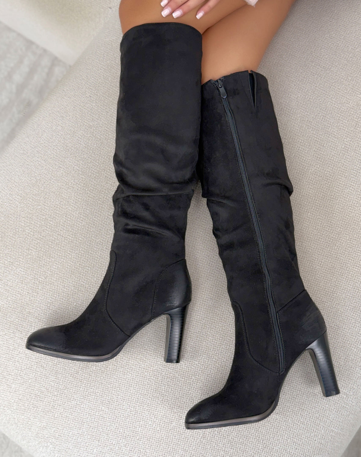 Bottes plissées noires femme effet daim à bout rond et talon haut